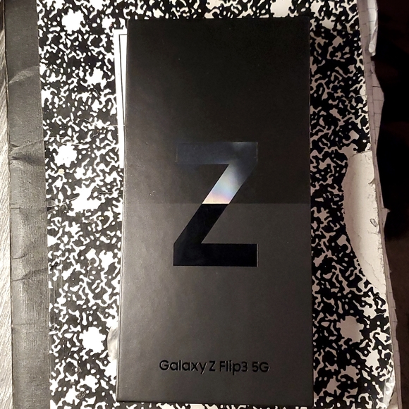 Samsung Galaxy Flip3 5G (unlocked) - Picture 1 of 5